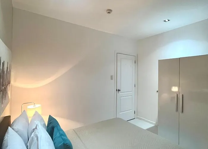 Apartment New! Modern Chic 2br With Fast Wifi Manila